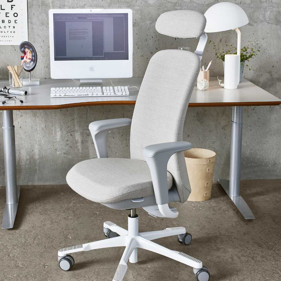 HÅG SoFi 7300 – ergonomic office chair for healthcare environments with headrest and beige upholstery HÅG SoFi 7300 office chair with headrest, white frame and beige upholstery, health-segment model