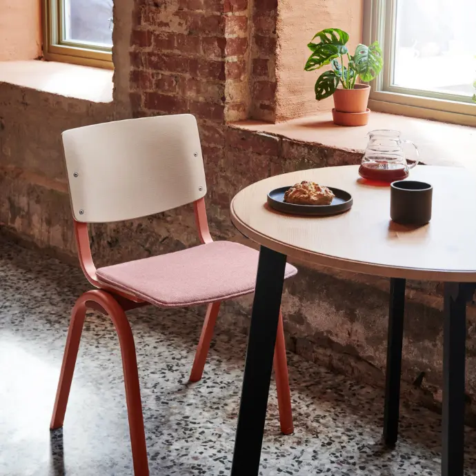 HÅG Celi 9240 in Blush Rose with Camira Mainland Flax – perfect for the restaurant and hospitality industry HÅG Celi 9240 chair in wood with Blush Rose frame and Camira Mainland Flax MLF 03 upholstery, in café-restaurant setting