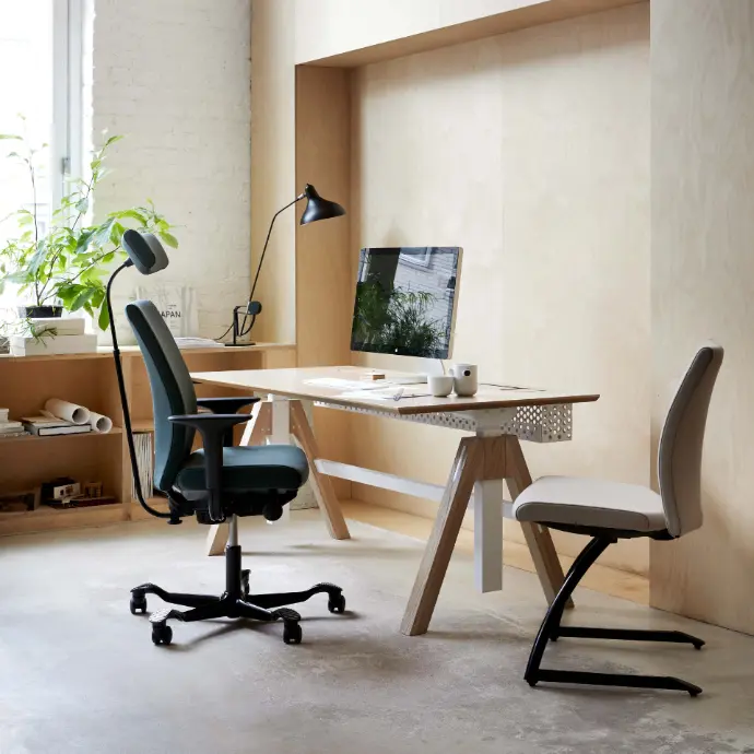 HÅG Creed 6006 with headrest and Creed Communication 6071 in Kvadrat upholstery Two HÅG Creed chairs, on the left model 6006 with headrest and on the right the Creed Communication conference chair 6071, both in Kvadrat upholstery