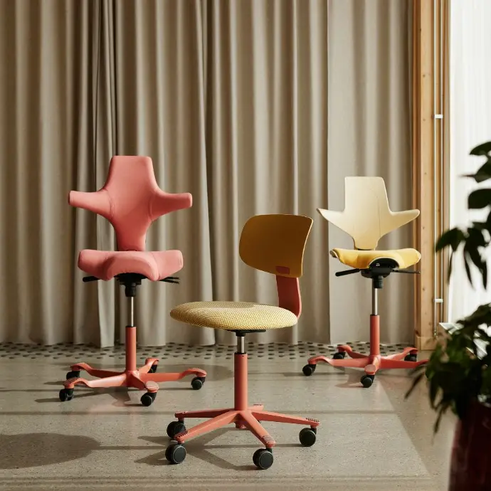 HÅG Capisco 8106 (Blush Rose - Steelcut Quartet 0534), HÅG Capisco Puls 8020 (Blush Rose - Sand kunststof - Steelcut Quartet 434) en HÅG Tion 2140 (Blush Rose - Harvest kunststof - Kvadrat Sisu 0405) Drie ergonomische designstoelen: HÅG Capisco 8106 (Blush Rose - Kvadrat Steelcut Quartet 0534), HÅG Capisco Puls 8020 (Blush Rose - Sand kunststof - Kvadrat Steelcut Quartet 434) en HÅG Tion 2140 (Blush Rose - Harvest kunststof - Kvadrat Sisu 0405) tijdens de Redd Barna fotoshoot 12/4-2024