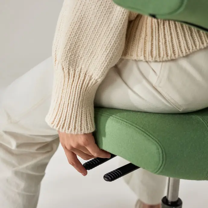 HÅG Capisco 8106 in groen Kvadrat Divina 3 - 0856 Close-up van een groene HÅG Capisco 8106 met Kvadrat Divina 3 - 0856 bekleding, gefotografeerd door BOW bij Townhouse Studio, Noorwegen (10 april 2024