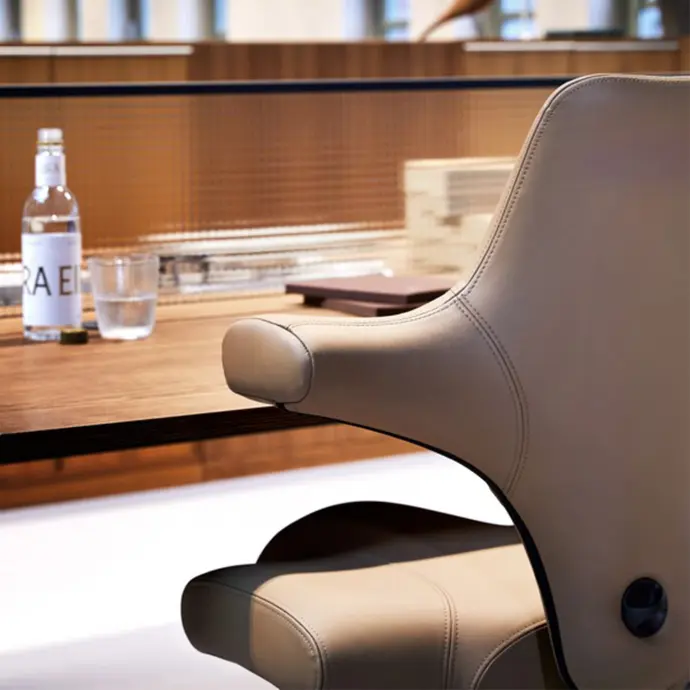 HÅG Capisco 8106 in Paloma leder Champagne (05489) – elegant en ergonomisch comfort. Close-up van een HÅG Capisco 8106 in luxe Paloma leder Champagne (05489), met verfijnde afwerking en ergonomisch design.