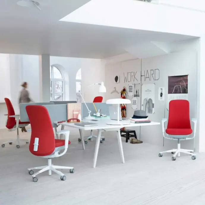 HÅG SoFi 7300 with fully upholstered backrest as an ergonomic chair for a modern workplace Red HÅG SoFi 7300 office chair in a bright office space