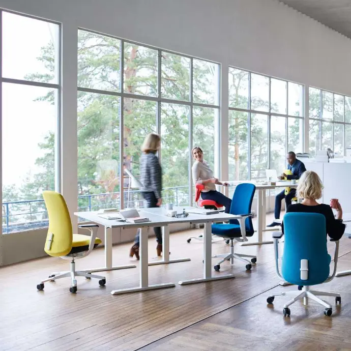 HÅG SoFi 7300 chairs with upholstered backrest in various colors for modern office design HÅG SoFi 7300 office chairs in various colors in an office space